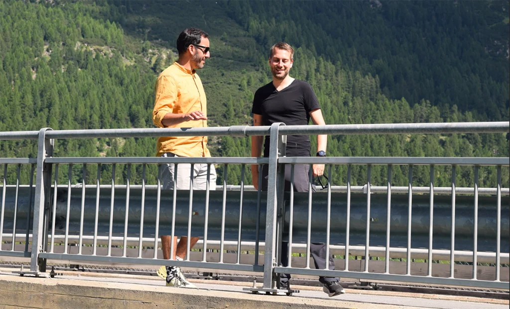 zwei männer auf einer Brücke